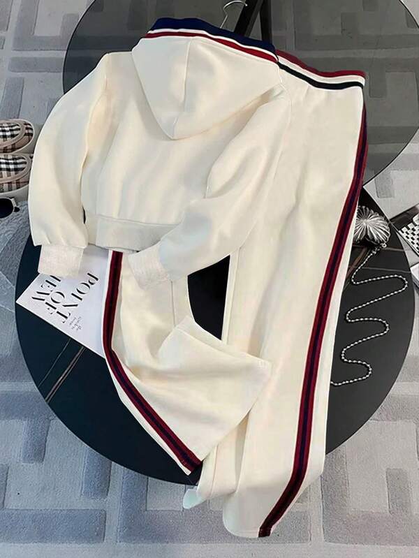 Conjunto Esportivo Com Zíper E Detalhes Contrastantes