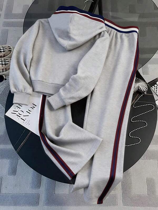 Conjunto Esportivo Com Zíper E Detalhes Contrastantes