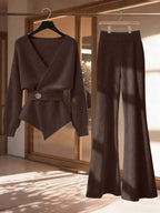 Conjunto Tricô Transpassado Com Calça Flare E Cinto Decorativo