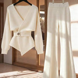 Conjunto Tricô Transpassado Com Calça Flare E Cinto Decorativo